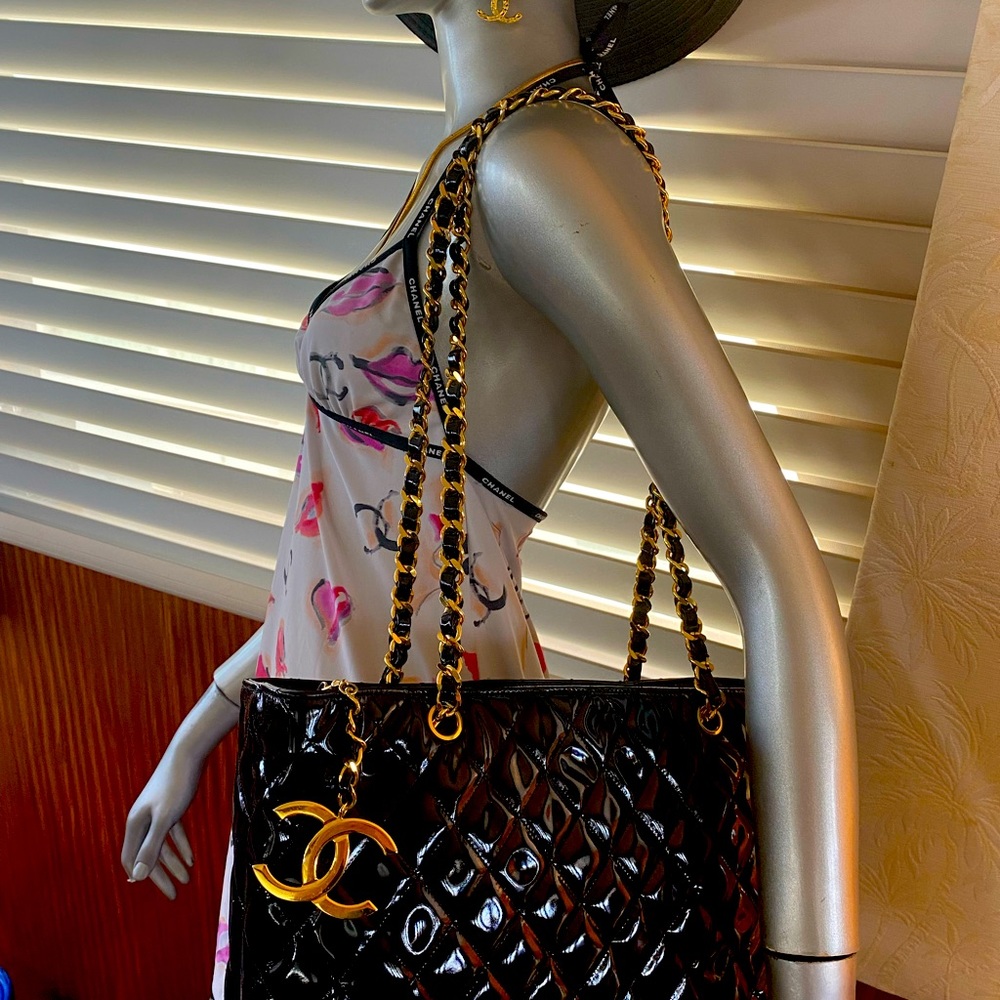 Classic CHANEL Black Quilted Patent Leather Shoulder Tote, 24K Gold Plated - Picture 2 of 16
